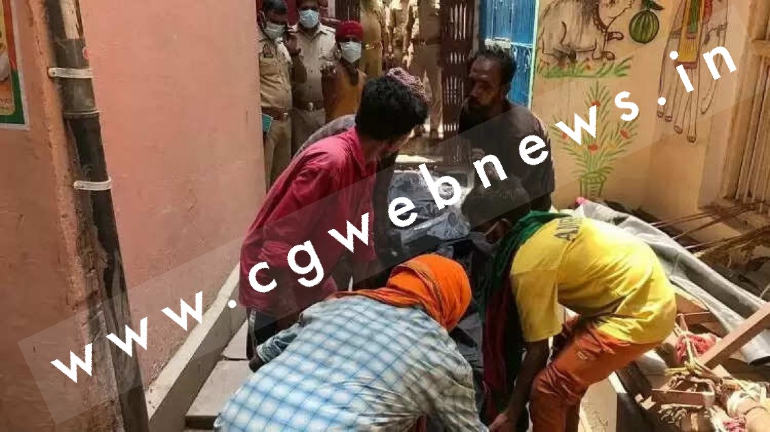 घर के भीतर एक ही परिवार के तीन लोगों की लाश मिलने से मची सनसनी , पुलिस जाँच में जुटी