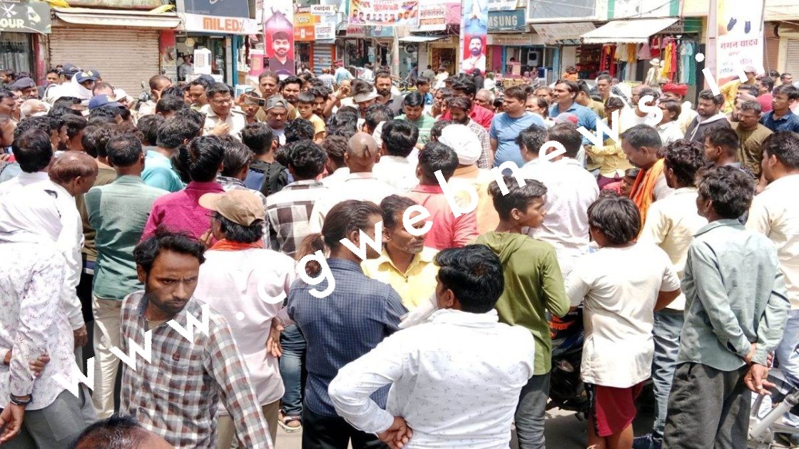 युवक की जघन्य हत्‍या के बाद लोगों में भड़का आक्रोश , कोतवाली चौराहा पर शव रखकर किया चक्काजाम