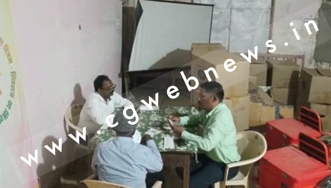 जनपद पंचायत कार्यालय में जुआ खेलते कर्मचारियों का VIDEO हुआ वायरल , कलेक्टर ने सभी को किया निलंबित