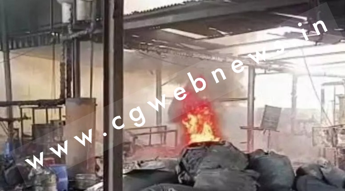 छत्तीसगढ़ - वेस्टर्न इलेक्ट्रोड्स के बॉयलर में ब्लास्ट , फायरब्रिगेड की गाड़ियां मौके पर मौजूद