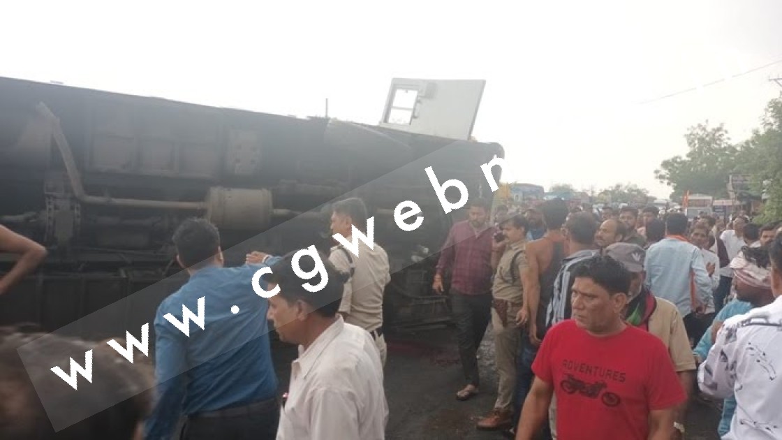 तेज रफ्तार बस अनियंत्रित होकर पलटी , हादसे में तीन महिलाओं की मौत
