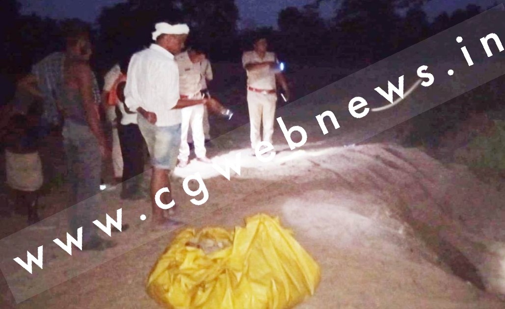 नदी के रेत में दफन बालक की लाश मिलने से मची सनसनी , लोवर और जूते से हुई शव की पहचान