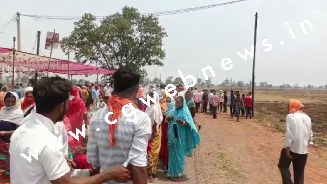 छत्तीसगढ़ - एक सूत्रीय मांग को लेकर ग्रामीणों ने NH पर किया चक्काजाम , कर रहे है नारेबाजी