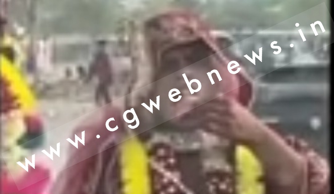 शादी पूरी होते ही दुल्हन ने खाया गुटखा , वायरल हुआ वीडियो तो लोग बोले जुबां केसरी
