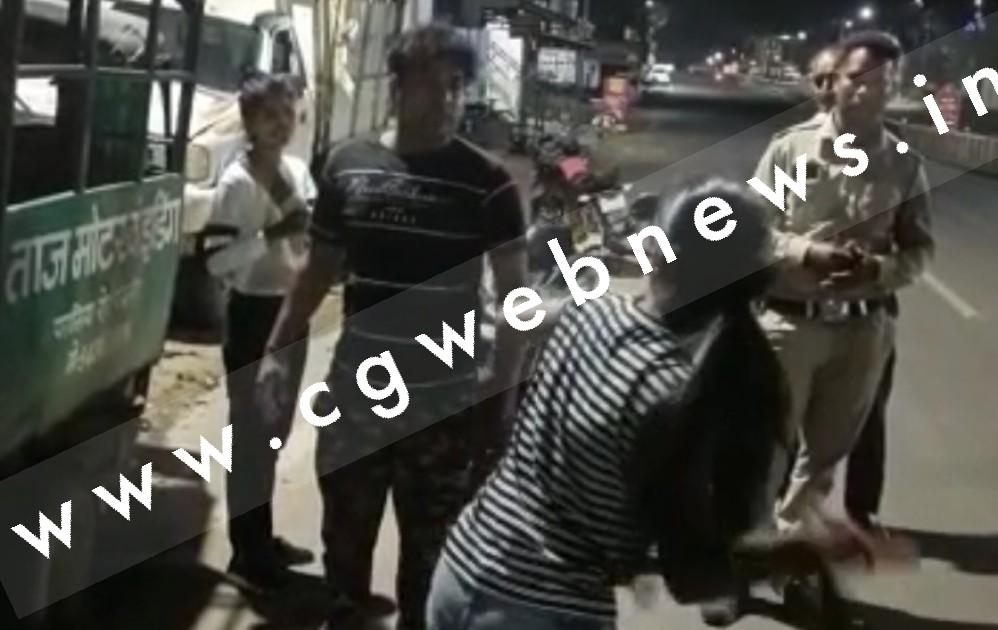 पति को बाईक पर प्रेमिका के साथ देख कर पत्नी हुई आगबबूला , बीच सड़क पर बेल्ट से कर दी पिटाई