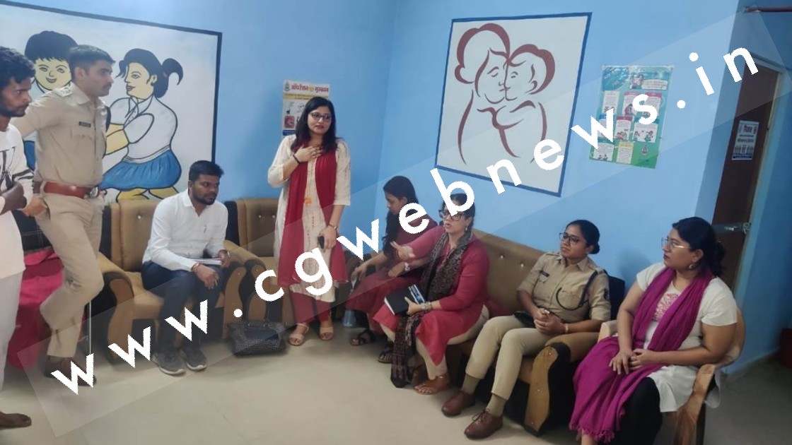 छत्तीसगढ़ - थाने में शिकायत करने आये पीड़िताओं के बच्चे अब नहीं होंगे बोर , क्यंकि पुलिस ने किया नवाचार