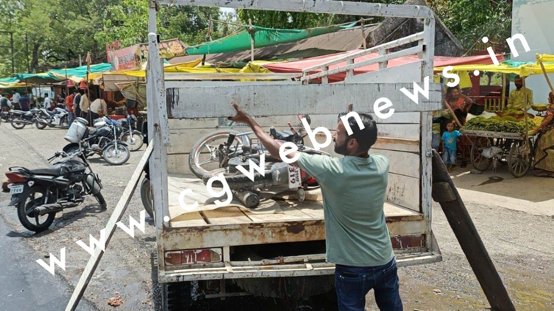 तेज रफ्तार डम्फर ने बाईक सवारों को मारी टक्कर , हादसे में दो लोगो की मौके पर ही मौत और एक गंभीर