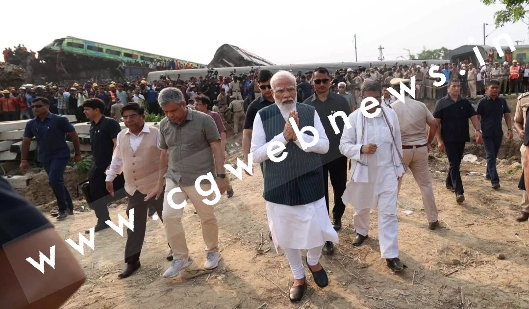 बालासोर रेल हादसे में घायल लोगों से मिलने अस्पताल पहुंचे प्रधानमंत्री नरेंद्र मोदी