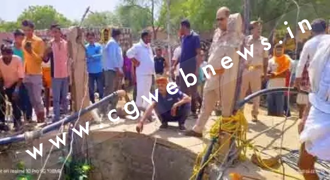 तीन बच्चो को कुंए में फेंकने के बाद महिला ने खुद पर लगाई आग , दो की मौत
