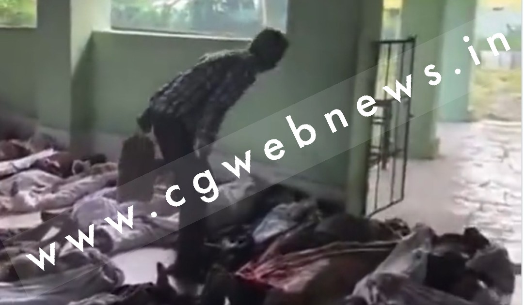 बालासोर से आया दिल दहलाने वाला वीडियो , एक पिता लाशों के ढेर में तलाश रहा है अपना बेटा