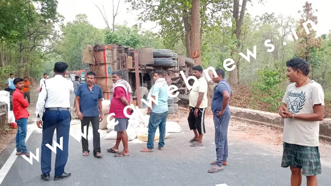 छत्तीसगढ़ - चाँवल से भरा ट्रक NH पर पलटा , हायवे पर आवागमन हुआ बाधित