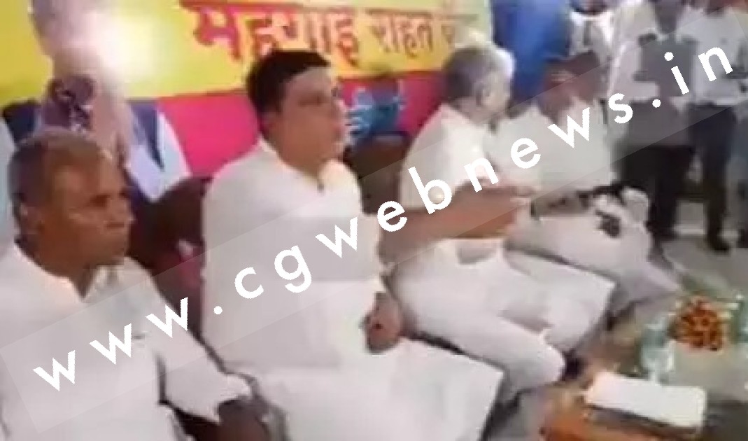 माइक खराब होने पर मुख्यमंत्री को आया गुस्सा , कलेक्टर पर फेंका डिवाइस