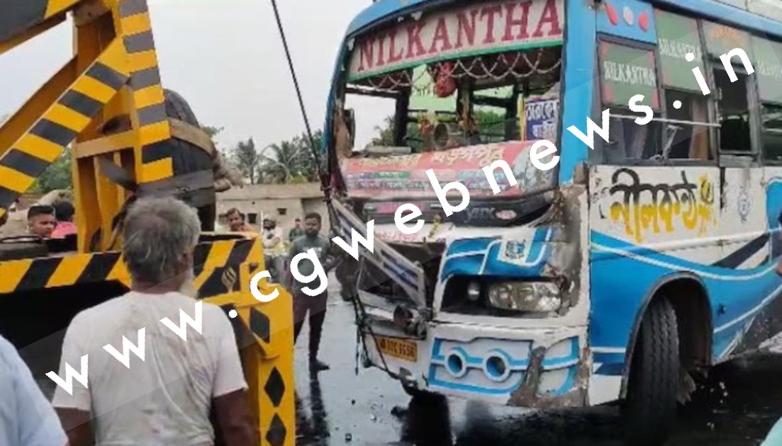 बालासोर ट्रेन हादसे में घायल हुए यात्रियों को अस्पताल ले जा रही बस पिकअप वैन से टकराई , NH हुआ जाम