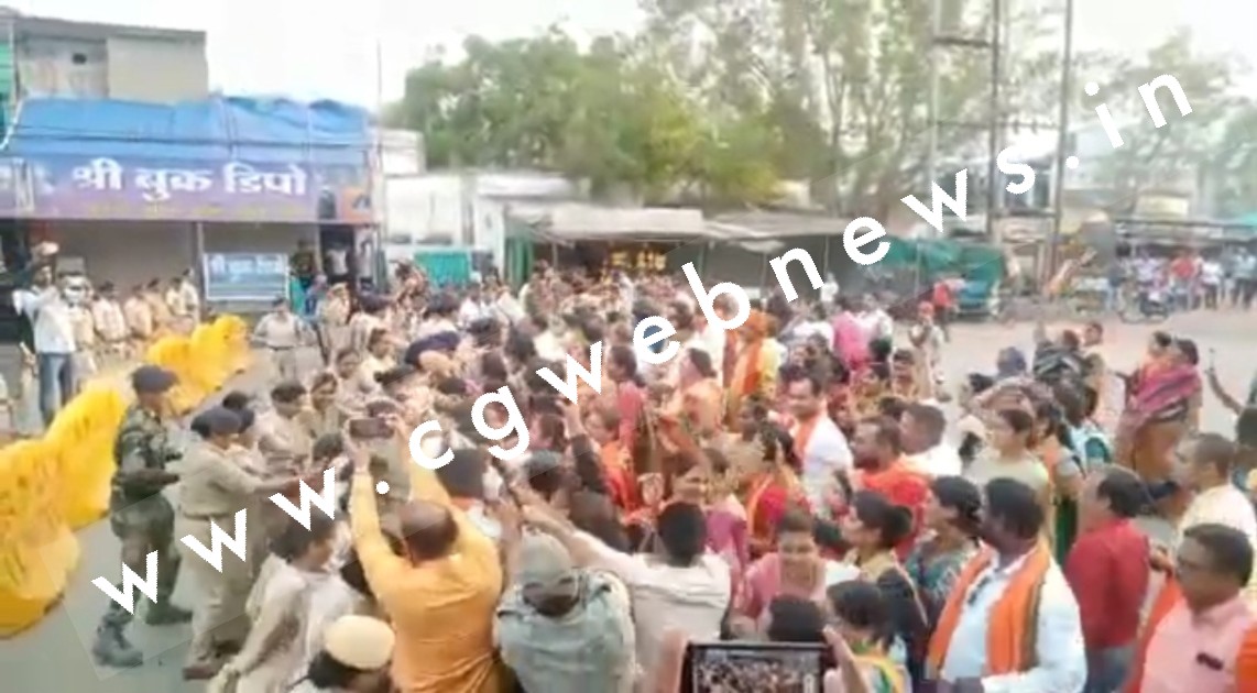 जांजगीर सिटी कोतवाली का घेराव , पुलिस के साथ हुई झूमाझटकी पुलिस ने किया हल्के बल का प्रयोग