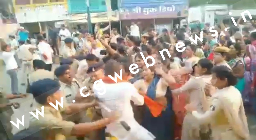 जांजगीर सिटी कोतवाली का घेराव , पुलिस के साथ हुई झूमाझटकी पुलिस ने किया हल्के बल का प्रयोग