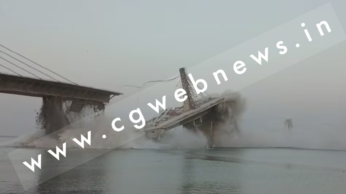 गंगा नदी पर निर्माणाधीन पुल के गिरने से मचा हड़कम्प , 1717 करोड़ की लागत से बन रहा था पुल