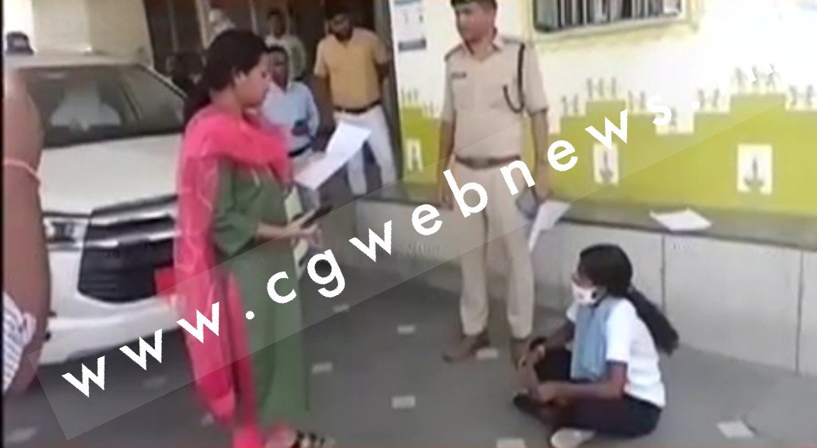 जांजगीर चाम्पा - कलेक्ट्रेट में आमरण अनसन पर बैठी युवती , जिला प्रशासन पर लगाया यह गंभीर आरोप