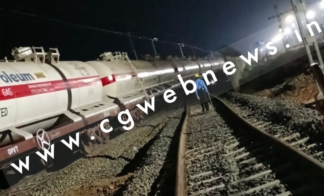 03 घंटे के भीतर दो रेल हादसा , मालगाड़ी और गैस से भरे वैगन पटरी से उतरी , विभाग में मचा हड़कंप