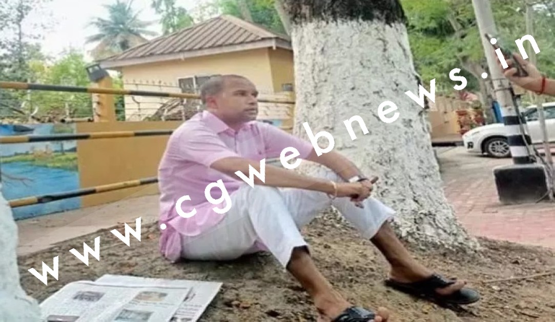 विधानसभा अध्यक्ष के सरकारी आवास के सामने पेंड़ के नीचे घंटो बैठे रहे कांग्रेसी विधायक , जाने वजह