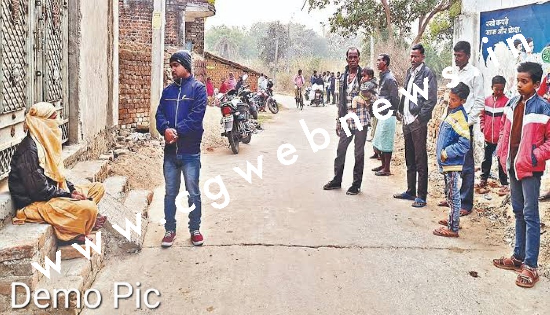 प्रेमी के घर के सामने 72 घंटे से प्रेमिका बैठी है धरने पर , प्रेमी का पूरा परिवार हुआ फरार