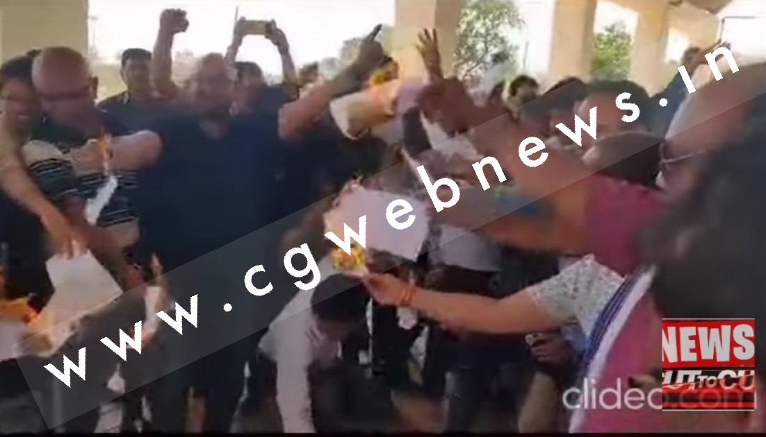 छत्तीसगढ़ - पटवारी संघ ने जला दी एस्मा आदेश की होली , पटवारियों की दो टूक , एस्मा से ना डरेंगे और ना हड़ताल से हटेंगे