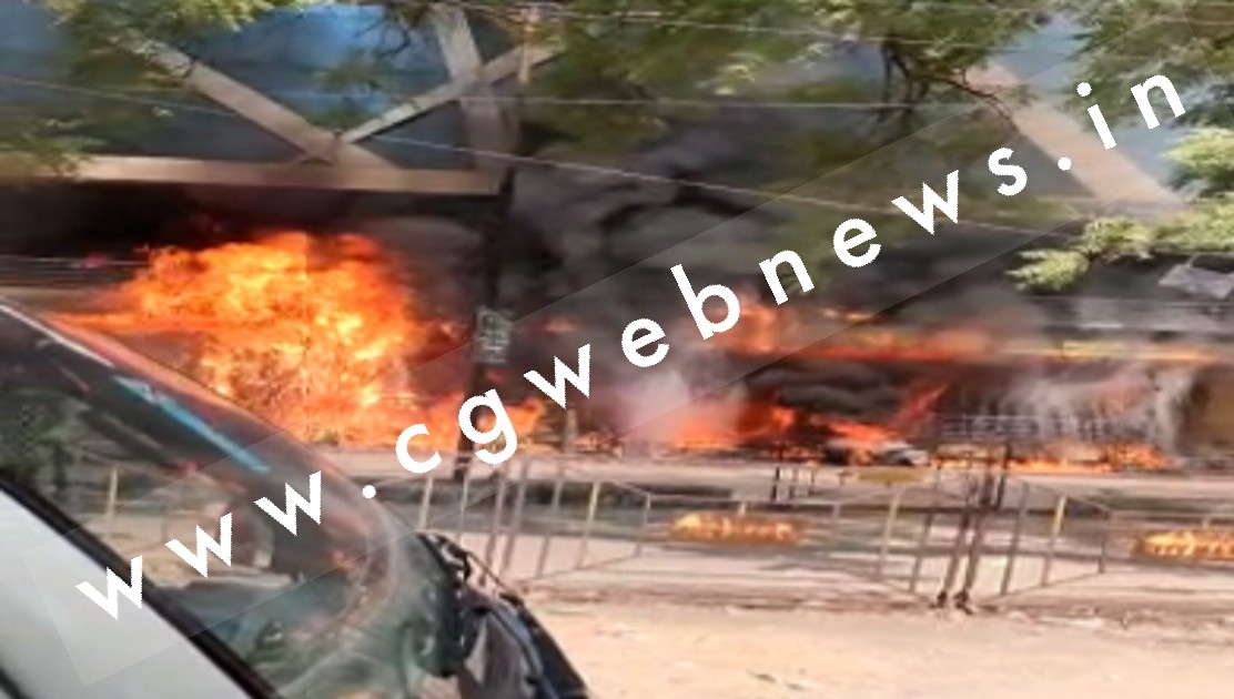 छत्तीसगढ़ से बड़ी खबर , बैंक कॉम्प्लेक्स में लगी भीषण आग , उपरी मंजिल में कई लोग फंसे , रेस्क्यू जारी
