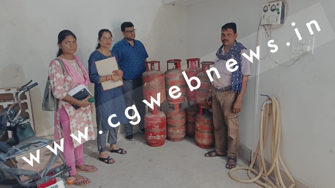 जांजगीर चाम्पा - रसोई गैस सिलेंडर दलाल उमेश साहू के घर मे प्रसासन की दबिस , दलालों में मचा हड़कंप