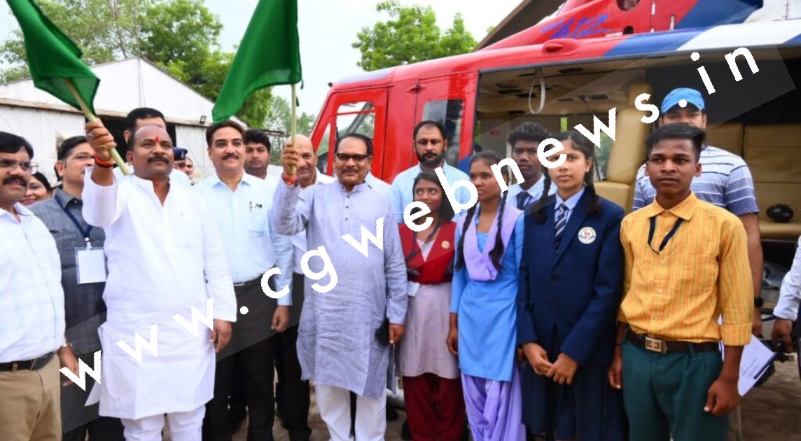छत्तीसगढ़ - 88 होनहारों ने की हेलिकॉप्टर की सैर , शिक्षा मंत्री भी रहे राईड पर मौजूद