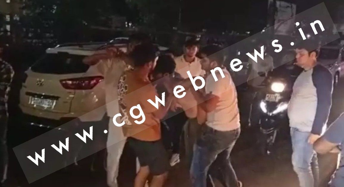छत्तीसगढ़ - प्रेमिका पान पैलेस में देर रात जम कर बवाल , पुलिस के सामने भिड़े दो गुट