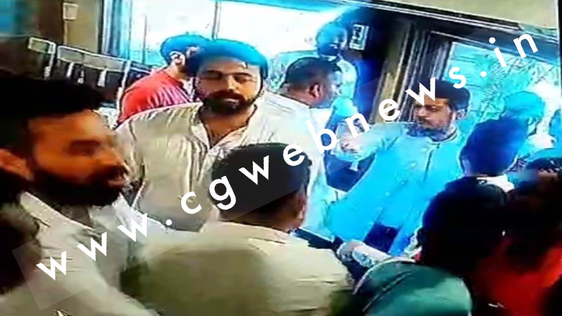 भाजपा युवा मोर्चा के दो गुट आपस मे भिड़े , शहर अध्यक्ष की हुई पिटाई तो प्रदेश अध्यक्ष का कुर्ता फाड़ा