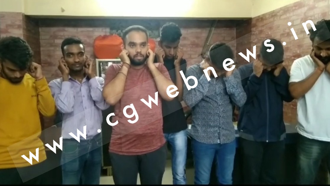 छत्तीसगढ़ - देर रात बीच सड़क पर किये थे फिल्मी गाने में डांस , दोपहर को पुलिस ने अपने डंडों पर नचाया