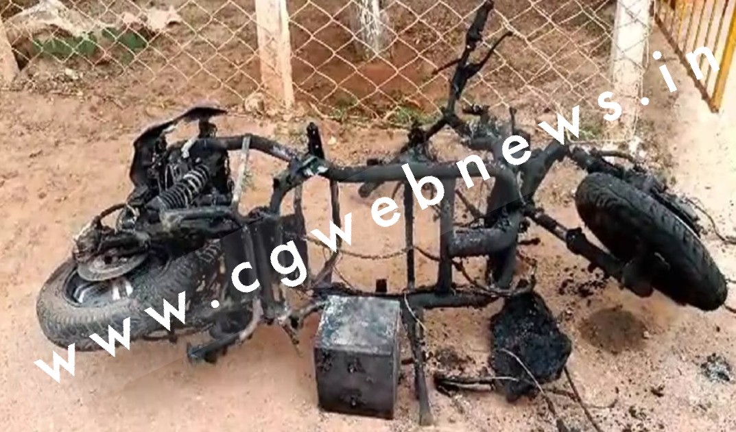 छत्तीसगढ़ - चार्ज करने के दौरान इलेक्ट्रिक स्कूटर में हुआ ब्लास्ट , ई स्कूटर के साथ कार में लगी आग