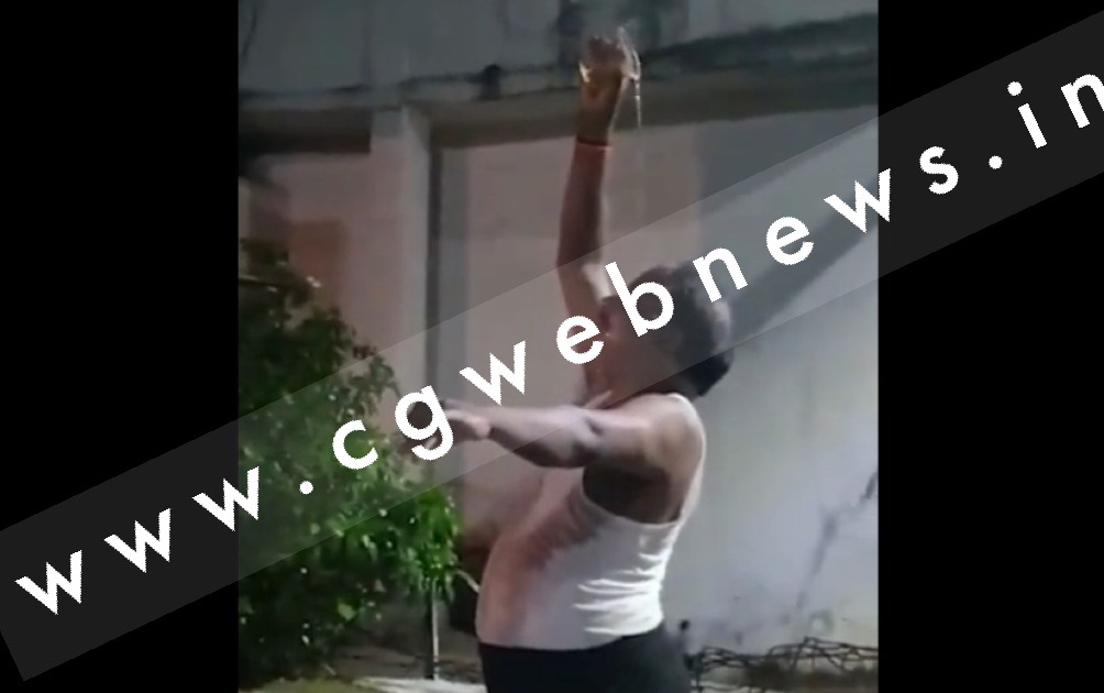 कांग्रेस पार्षद प्रत्याशी का शराब से नहाते हुए VIDEO हुआ वायरल , भजपा ने कसा तंज , देखे VIDEO