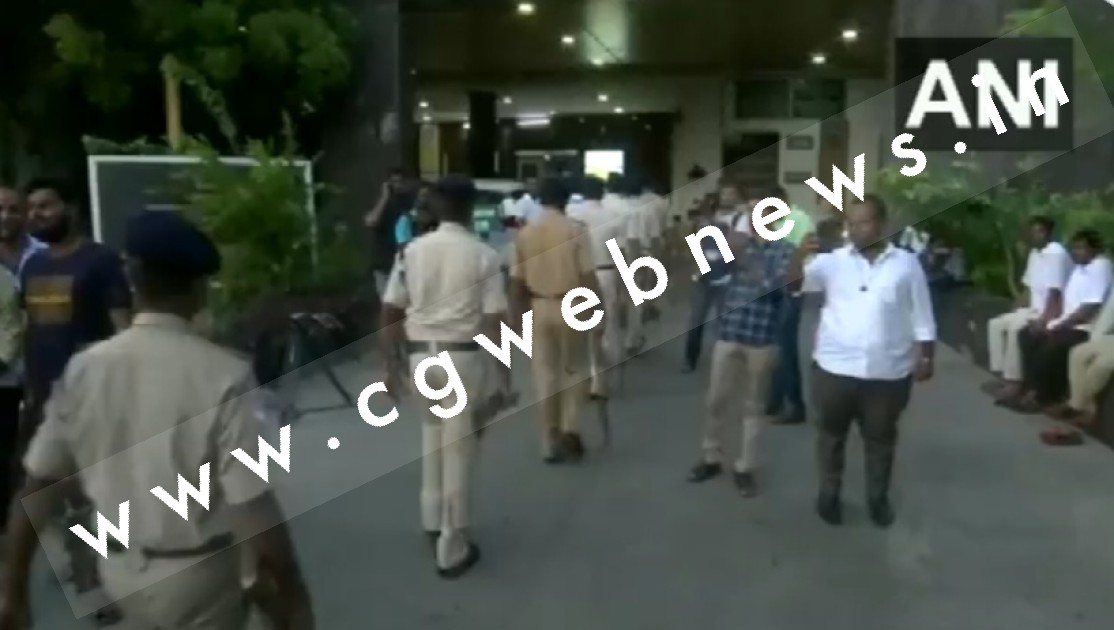 ED की टीम को तड़के अपने घर मे देख कर बेहोश हुए राज्य के बिजली मंत्री , हॉस्पिटल में किया गया भर्ती