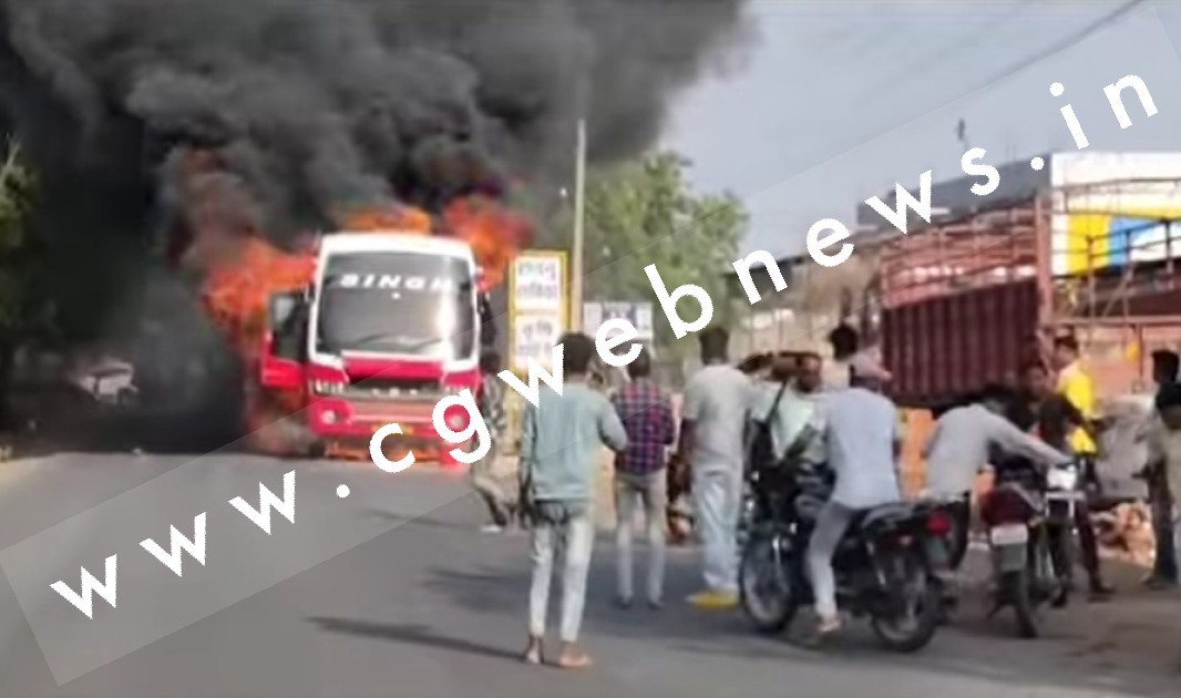 छत्तीसगढ़ - इलाहाबाद जा रही सिंह ट्रेवल्स की बस में लगी भीषण आग , पूरा बस जल कर राख