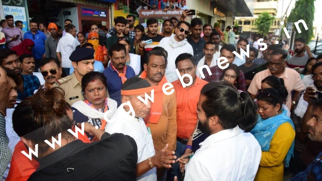 फैशन शो में लव जेहाद का आरोप लगा कर धर्मसेना ने किया जम कर हंगामा , बंद कराया फैशन शो