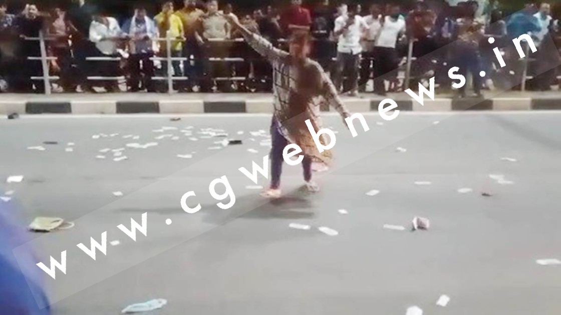 थाने के बाहर महिला ने किया हाईवोल्टेज ड्रामा , पुलिस पर गंभीर आरोप लगाते हुए उड़ाए 500 - 500 के नोट