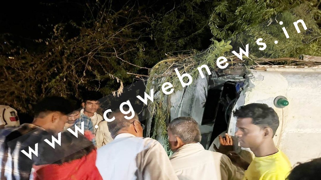 यात्रियों से भरी तेज रफ्तार बस अनियंत्रित होकर गड्ढे में गिरी , दो लोगों की मौके पर ही मौत , आठ यात्री घायल