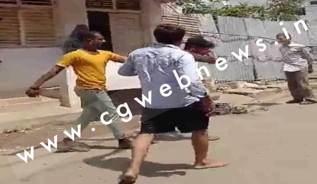 दिनदहाड़े भरे बाजार में सिरफिरे युवक ने युवती को मारा चाकू , युवती की हालत गंभीर