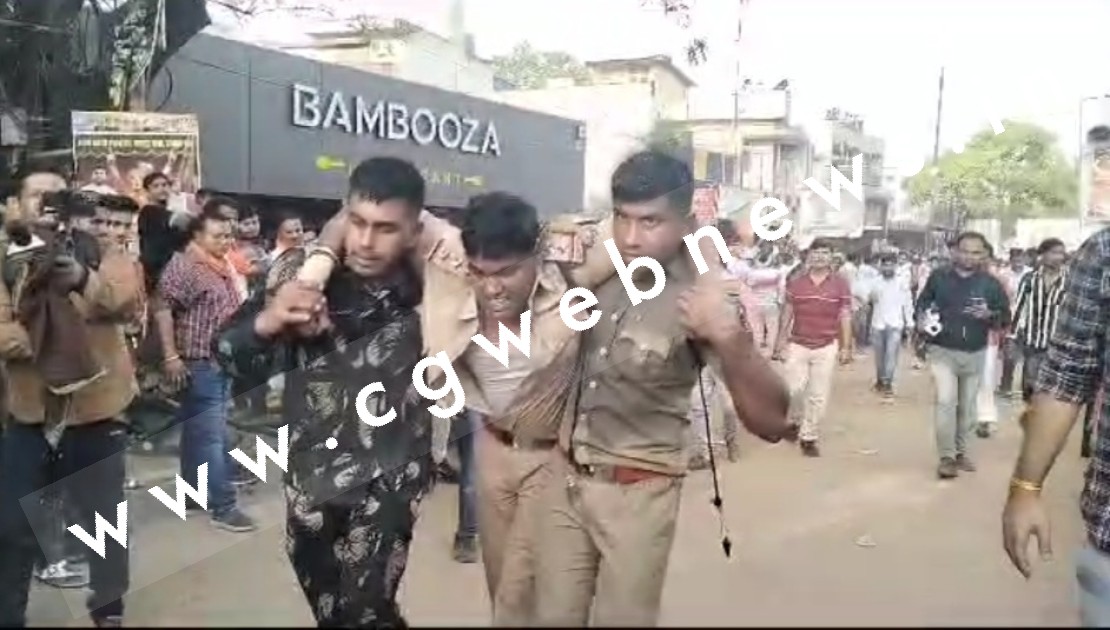 छत्तीसगढ़ - भाजयुमो के प्रदर्शन में TI घायल , गंभीर हालत में हॉस्पिटल में किया गया भर्ती 