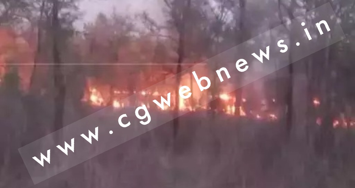 छत्तीसगढ़ - रेलवे कॉलोनी के पास लगी भीषण आग , दूर तक दिखाई दे रही है आग की लपटे