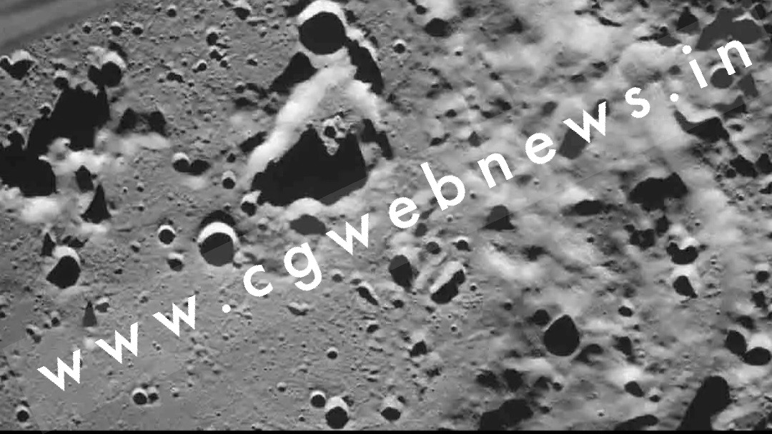 बड़ी खबर - लैंडर विक्रम ने चांद से भेजी नई और पहली तस्वीर , भीतर देखे चांद की EXCLUSIVE तश्वीर