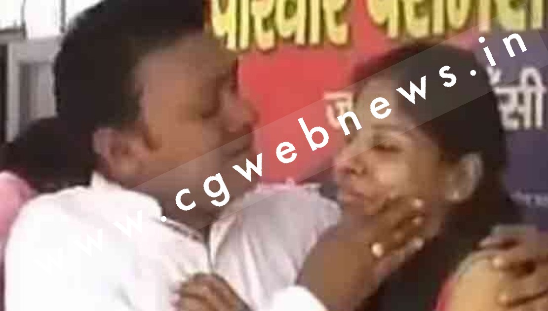 पति के खिलाफ रिपोर्ट लिखाने थाने पहुंची थी पत्नी , पति ने थाने में रोमांटिक होकर किया कुछ ऐसा की,,,