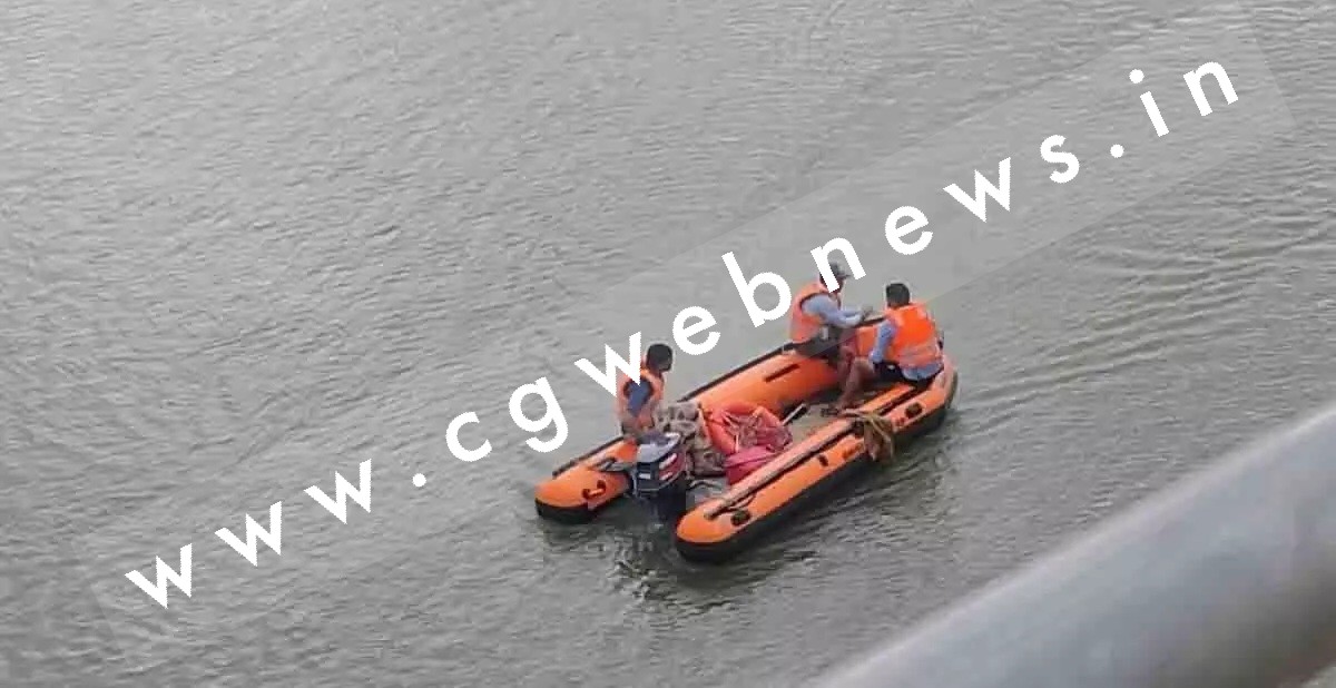 उफनती नदी में प्रेमी जोड़े ने लगाई छलांग , तेज बहाव में दोनो हुए लापता , तलाश जारी