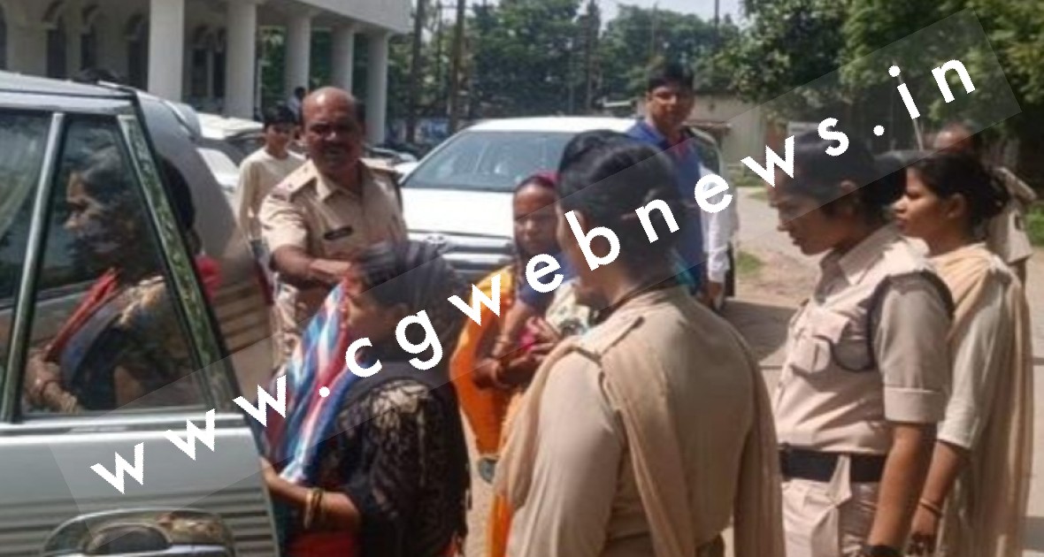 छत्तीसगढ़ - आत्मदाह की नीयत से मिट्टीतेल डाल कर जनदर्शन में पँहुचे ग्रामीण , कलेक्ट्रेट में मचा हड़कंप