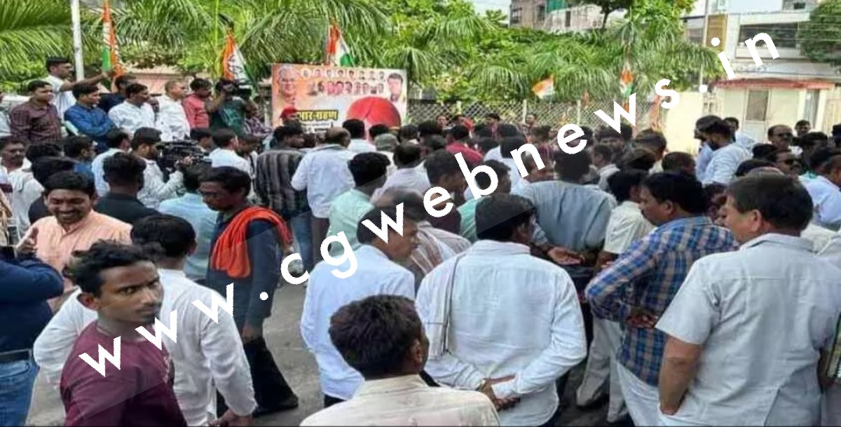 छत्तीसगढ़ - कांग्रेस में टिकिट को लेकर घमासान , मंत्री के दावेदारी के विरोध में कांग्रेस भवन में कार्यकर्ताओं का हंगामा