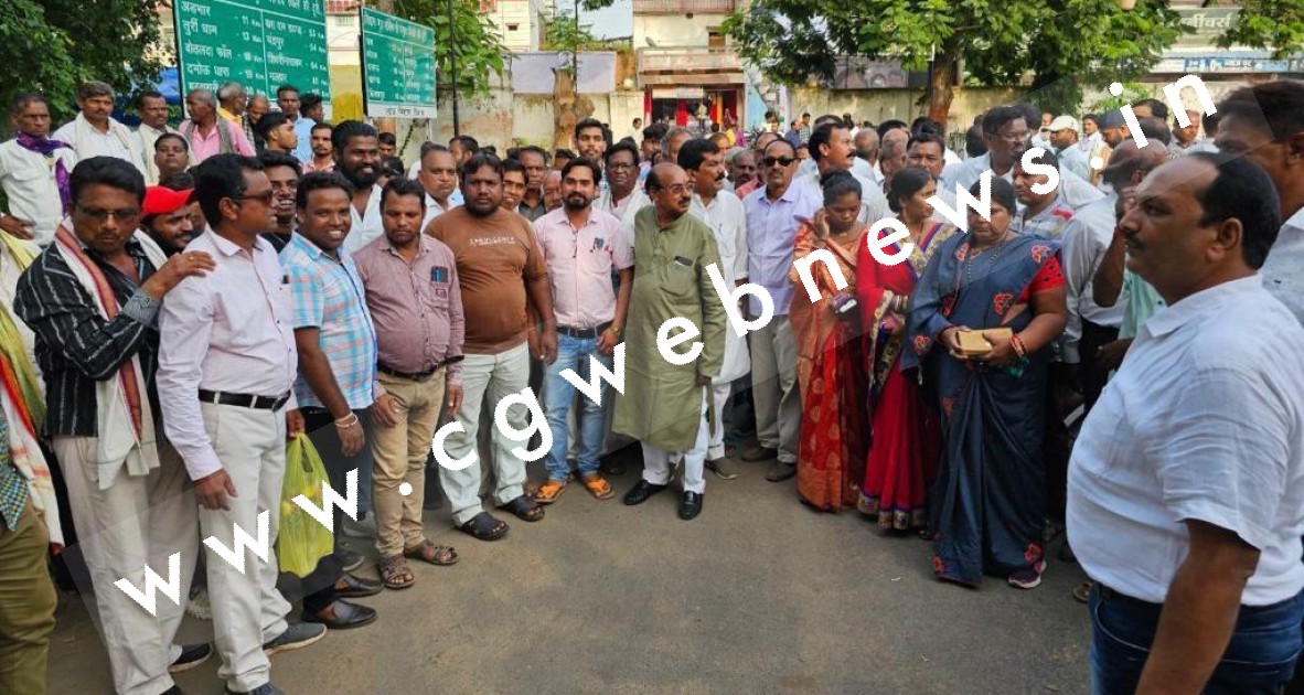 सक्ती - मनहरण राठौर ने आब्जर्वर के सामने शक्तिप्रदर्शन कर दिखाई अपनी ताकत , लगे मनहरण भैय्या जिंदाबाद के नारे , देखे VIDEO,,