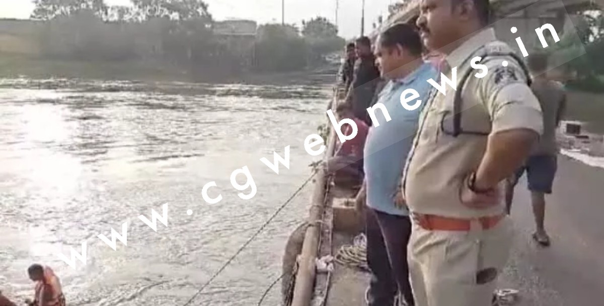 छत्तीसगढ़ - बुलेट को पुल पर खड़ी कर युवक ने नदी में लगाई छलांग , SDRF तलाश में जुटी