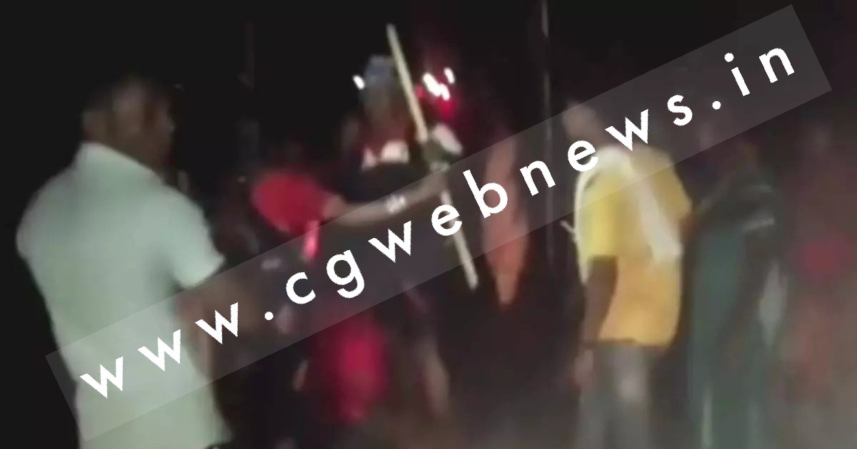 छत्तीसगढ़ - अवैध शराब की बिक्री बंद कराने निकली महिला कमांडो पर हमला , कई घायल