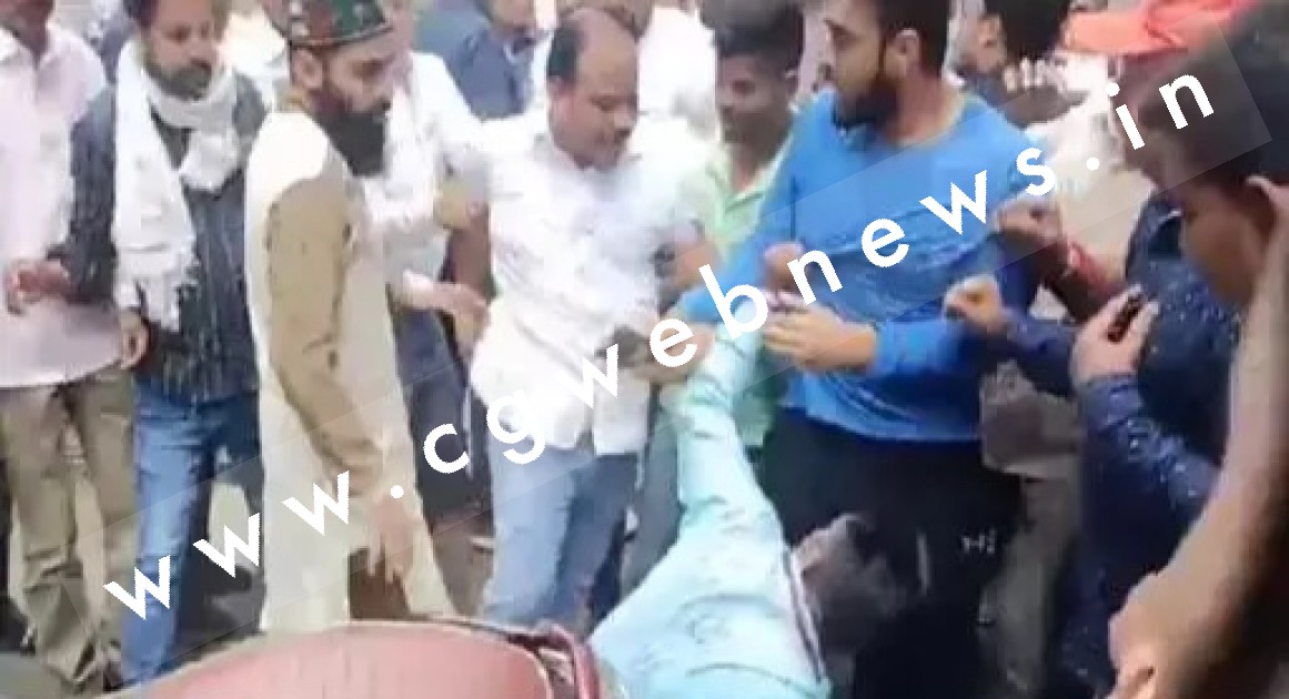 छत्तीसगढ़ - कांग्रेस विधायक के सामने कांग्रेसी पार्षद ने की भाजपा नेता की पिटाई , मचा बवाल